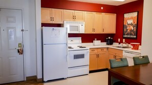 Full-size fridge, microwave, dishwasher, coffee/tea maker