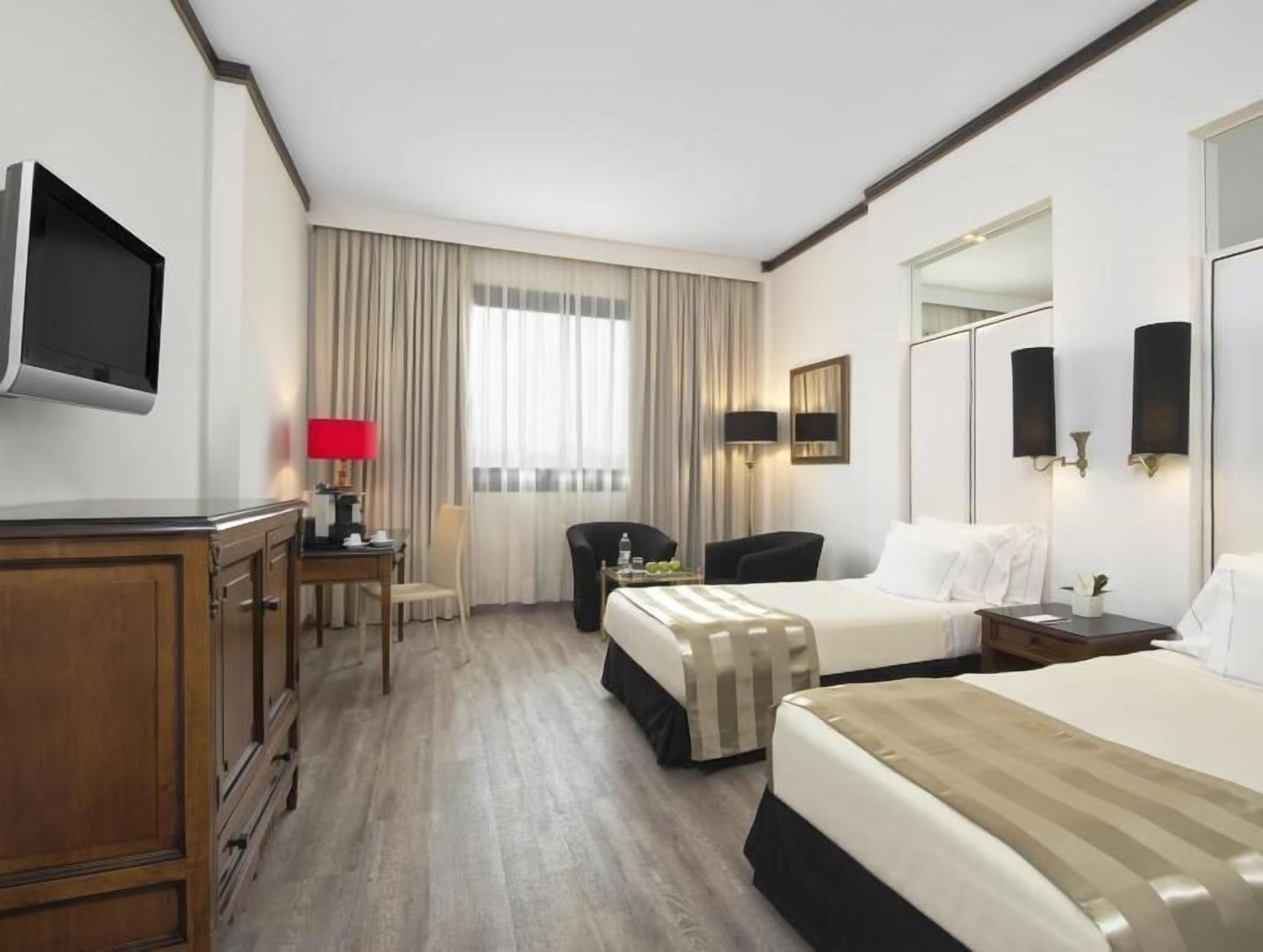 Down comforters, pillowtop beds, minibar, in-room safe