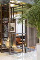 2 bars/lounges