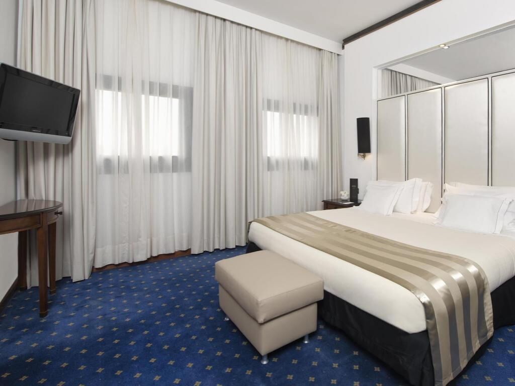 Down comforters, pillowtop beds, minibar, in-room safe