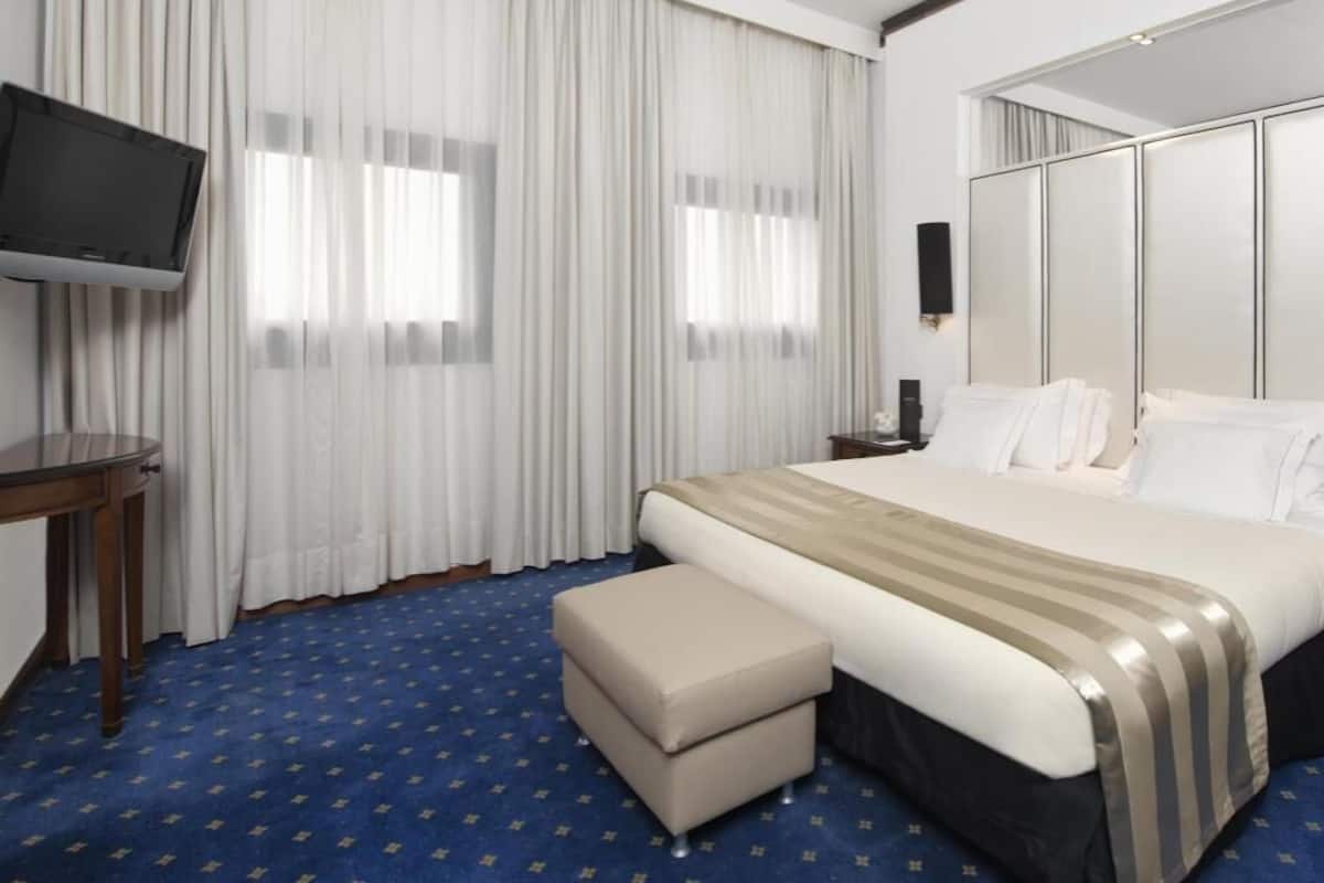 Down comforters, pillowtop beds, minibar, in-room safe