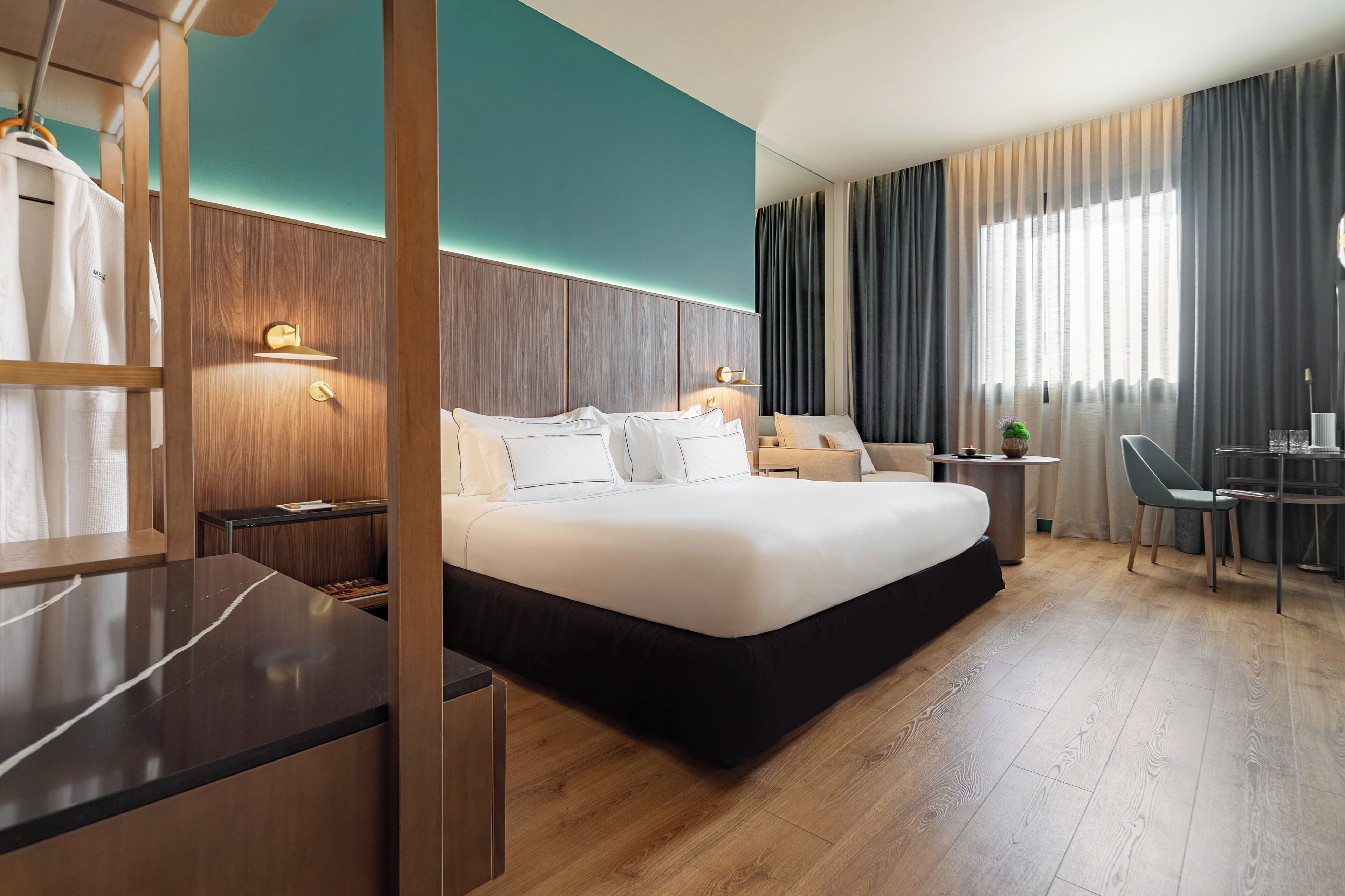 The Level Business Suite and Lounge Access | Copriletto in piuma, materassi a doppio strato, minibar