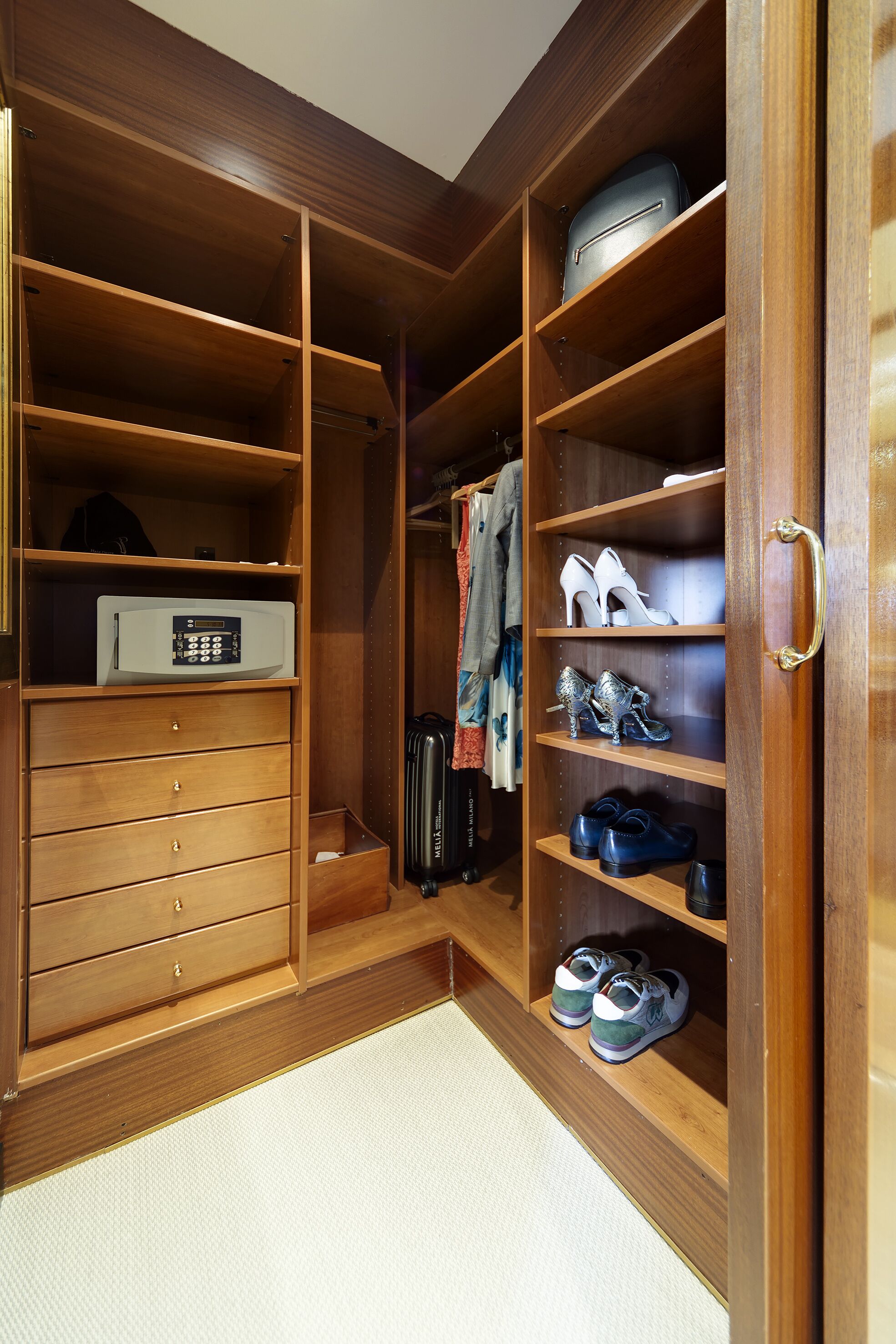 1 bedroom, down duvets, pillow-top beds, minibar