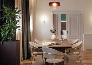 Daunenbettdecken, Pillowtop-Betten, Minibar, Zimmersafe