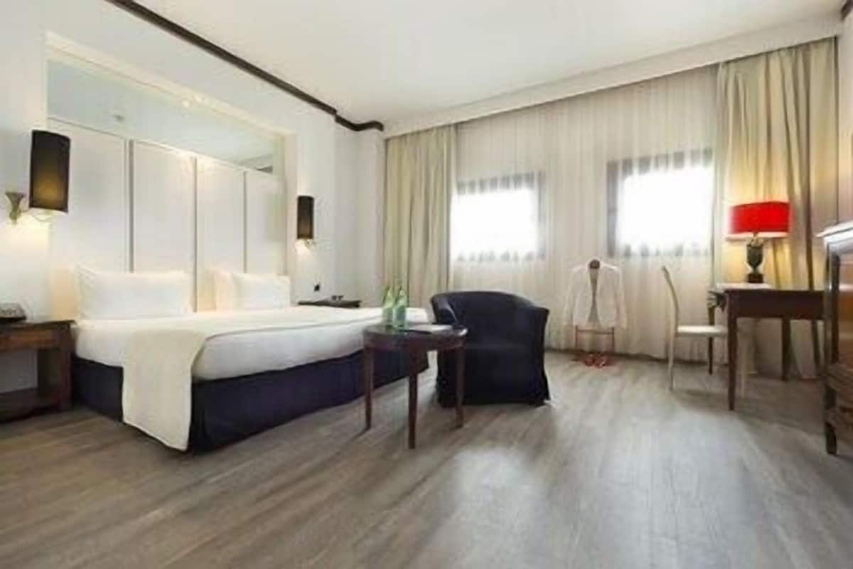 Down comforters, pillowtop beds, minibar, in-room safe