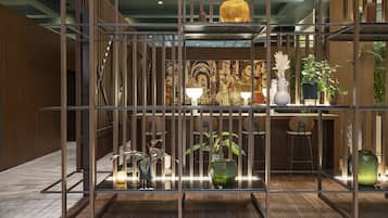 2 bars/lounges
