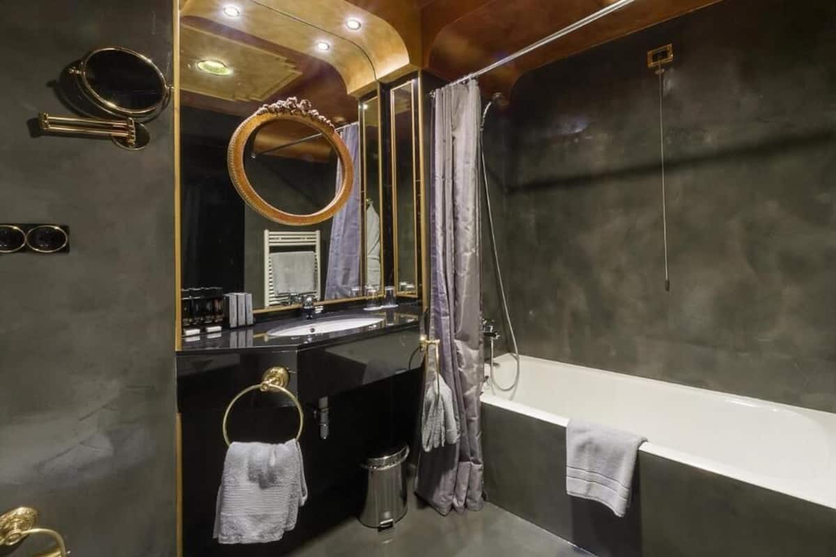 Bathroom | Combined shower/tub, deep soaking tub, designer toiletries, hair dryer