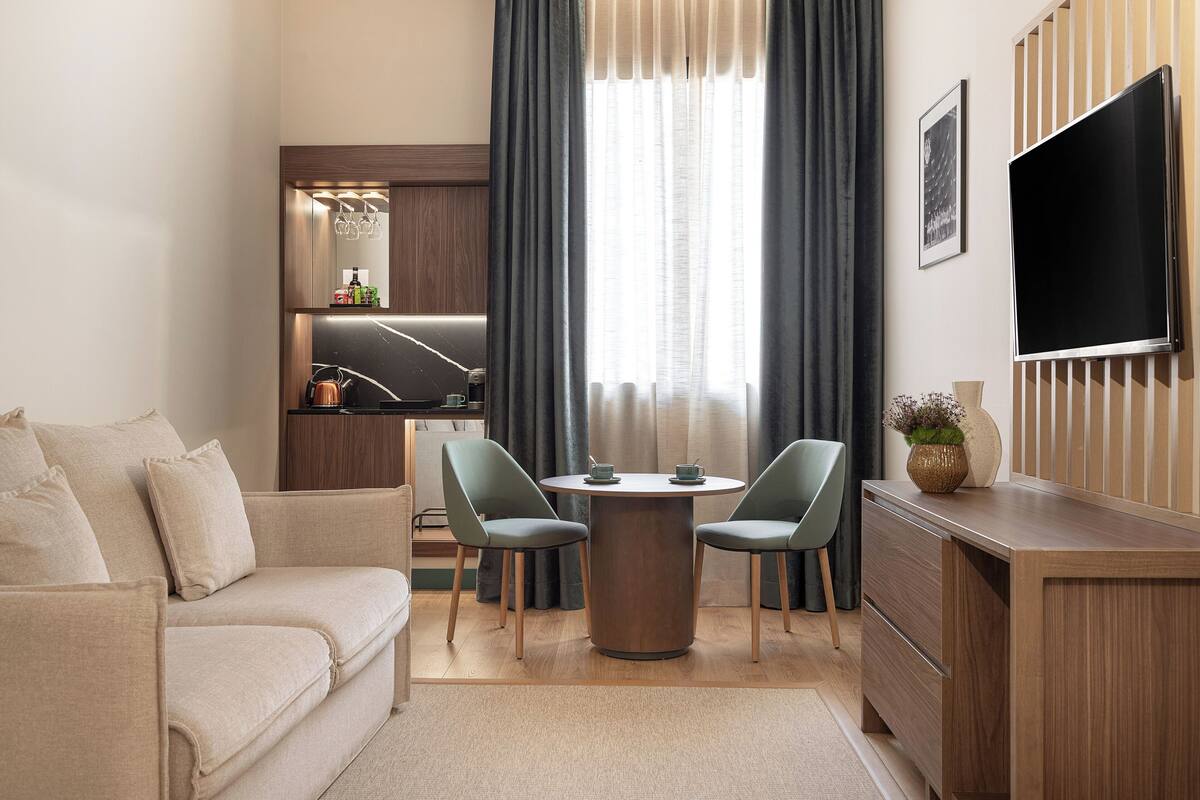 The Level Business Suite and Lounge Access