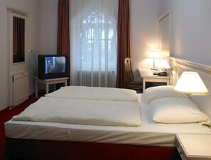 Standard Double Room | Desk, free WiFi, bed sheets