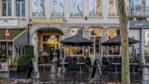 A building with a sign reading "HOTEL DAMIER" and "RESTAURANT" below it. - Hotel Damier (Kortrijk)