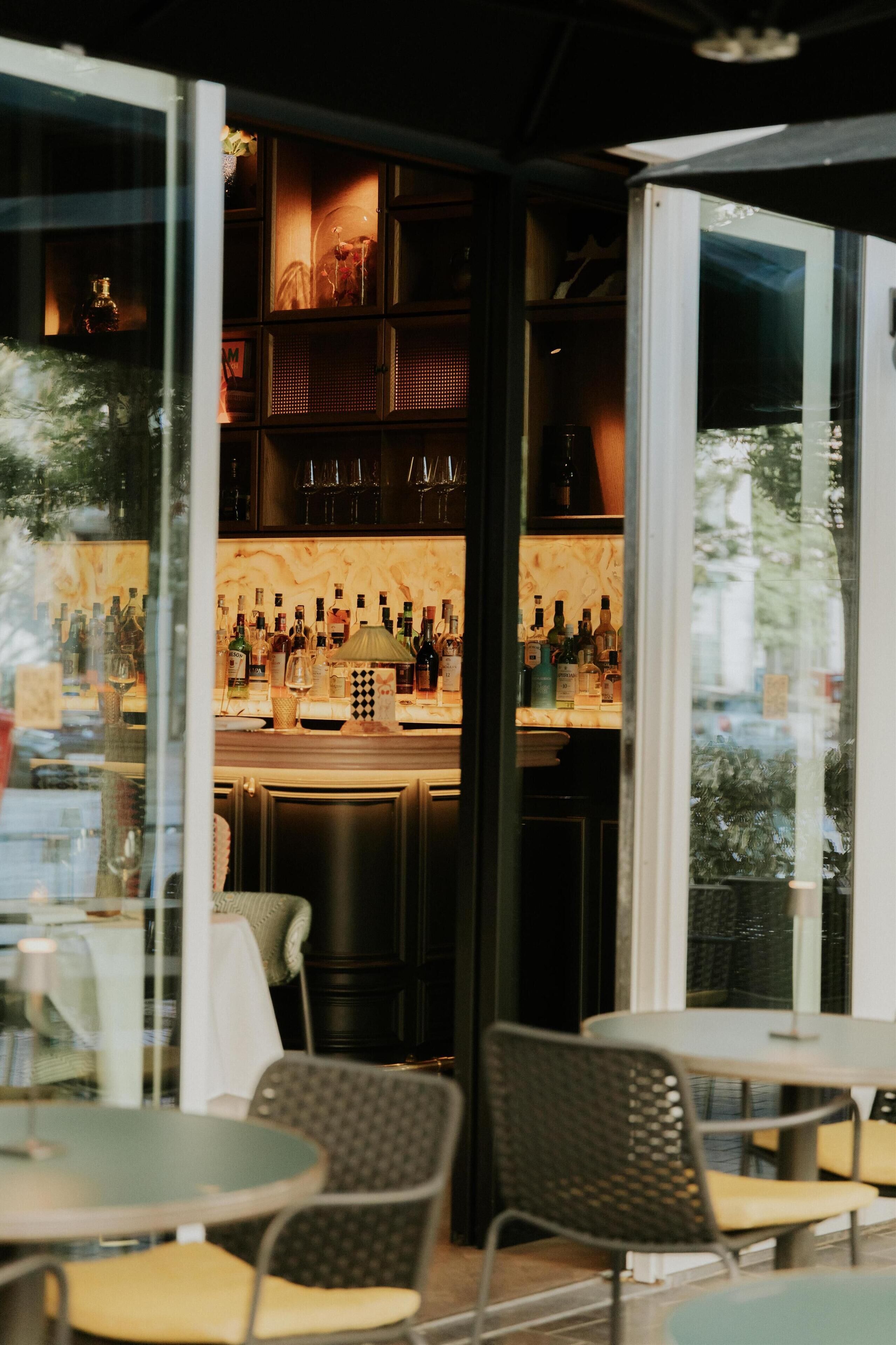 2 restaurants servant le déjeuner et le dîner