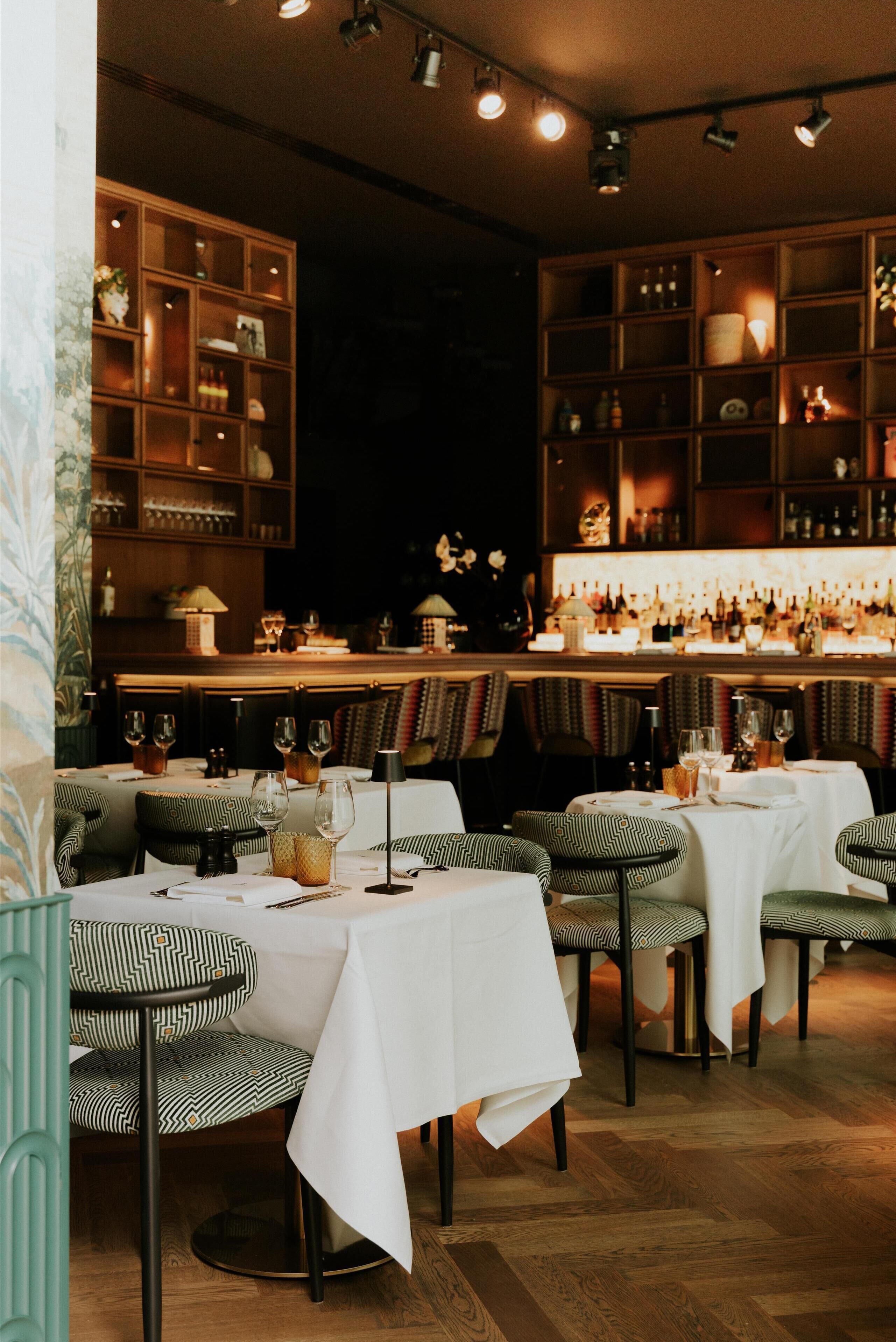 2 restaurants servant le déjeuner et le dîner