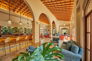 2 bars/lounges, lobby lounge