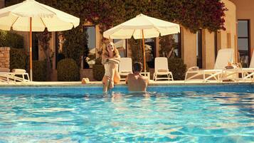 Inomhuspool, utomhuspool och parasoller