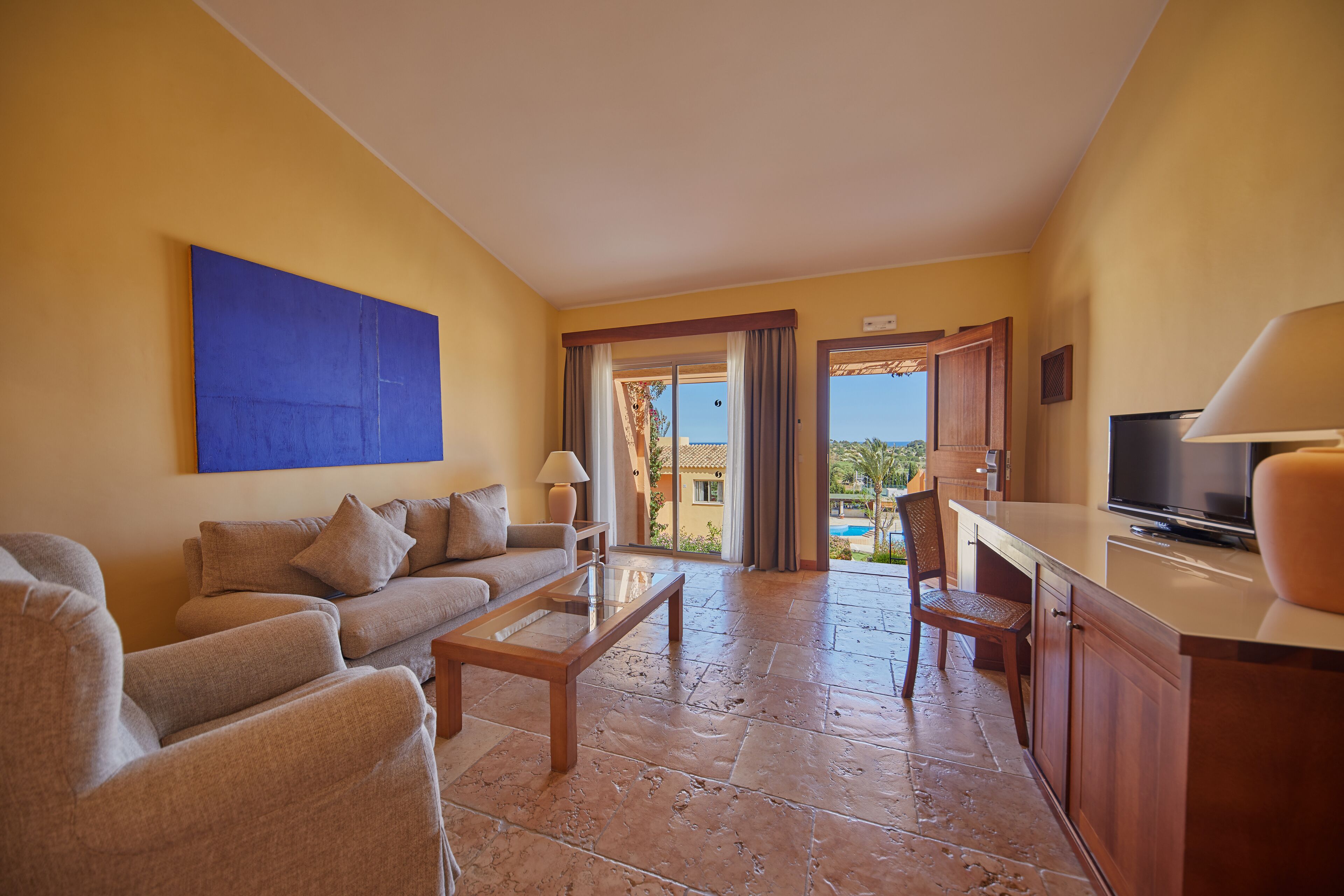 classic suite | living room | flat-screen tv