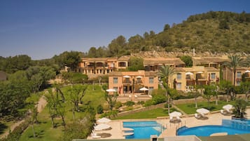 Innenpool, Außenpool, Sonnenschirme