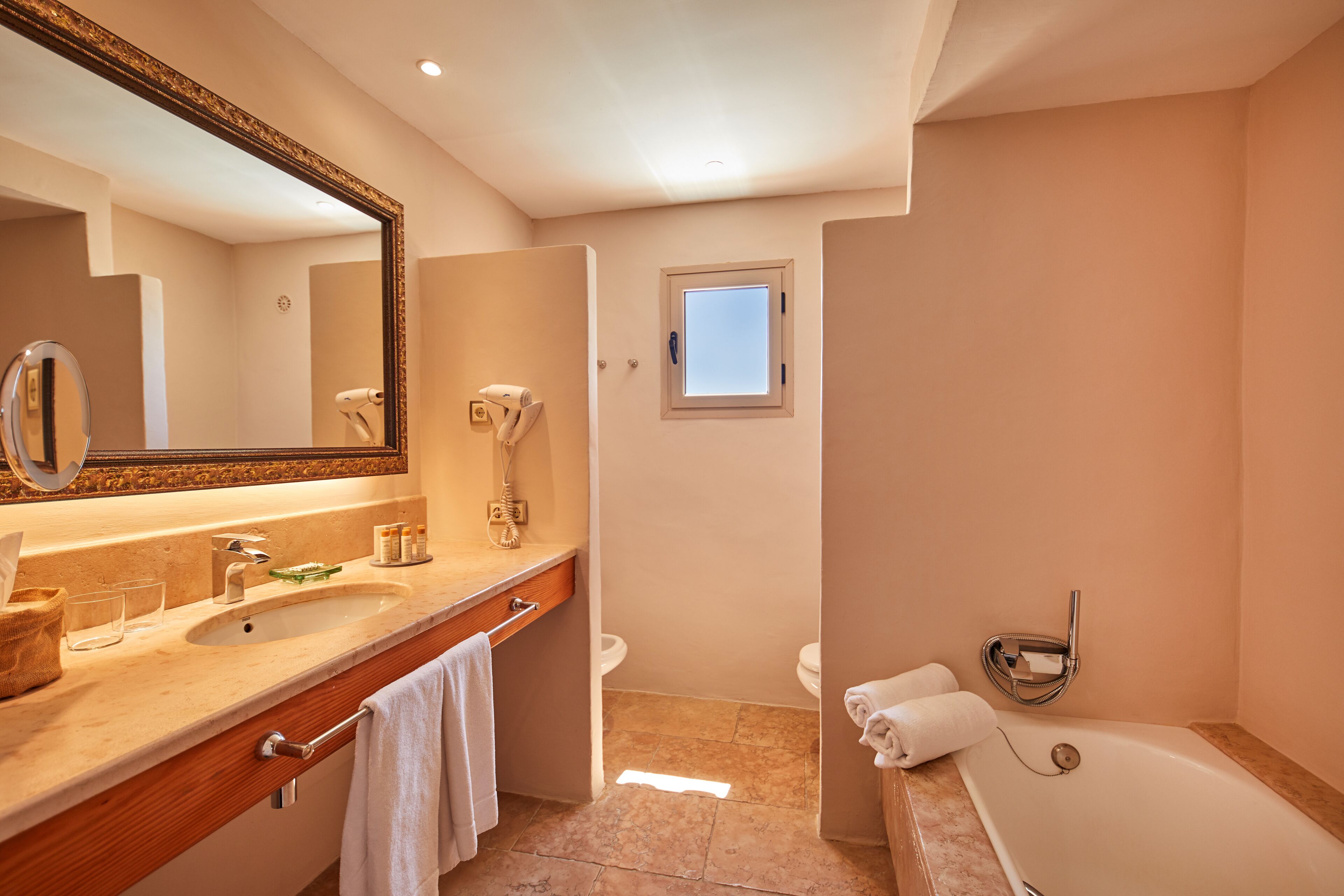 suite deluxe jacuzzi | bathroom | separate bathtub and shower, deep-soaking bathtub, rainfall showerhead