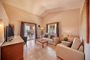 Suite Deluxe Jacuzzi | Sala de estar | Una televisión de pantalla plana