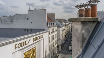 Un edificio con el letrero 'FOLIES BERGERIE' y vista a una calle debajo.