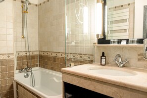 Standard Double Room | Bathroom | Combined shower/bathtub, free toiletries, hair dryer, towels