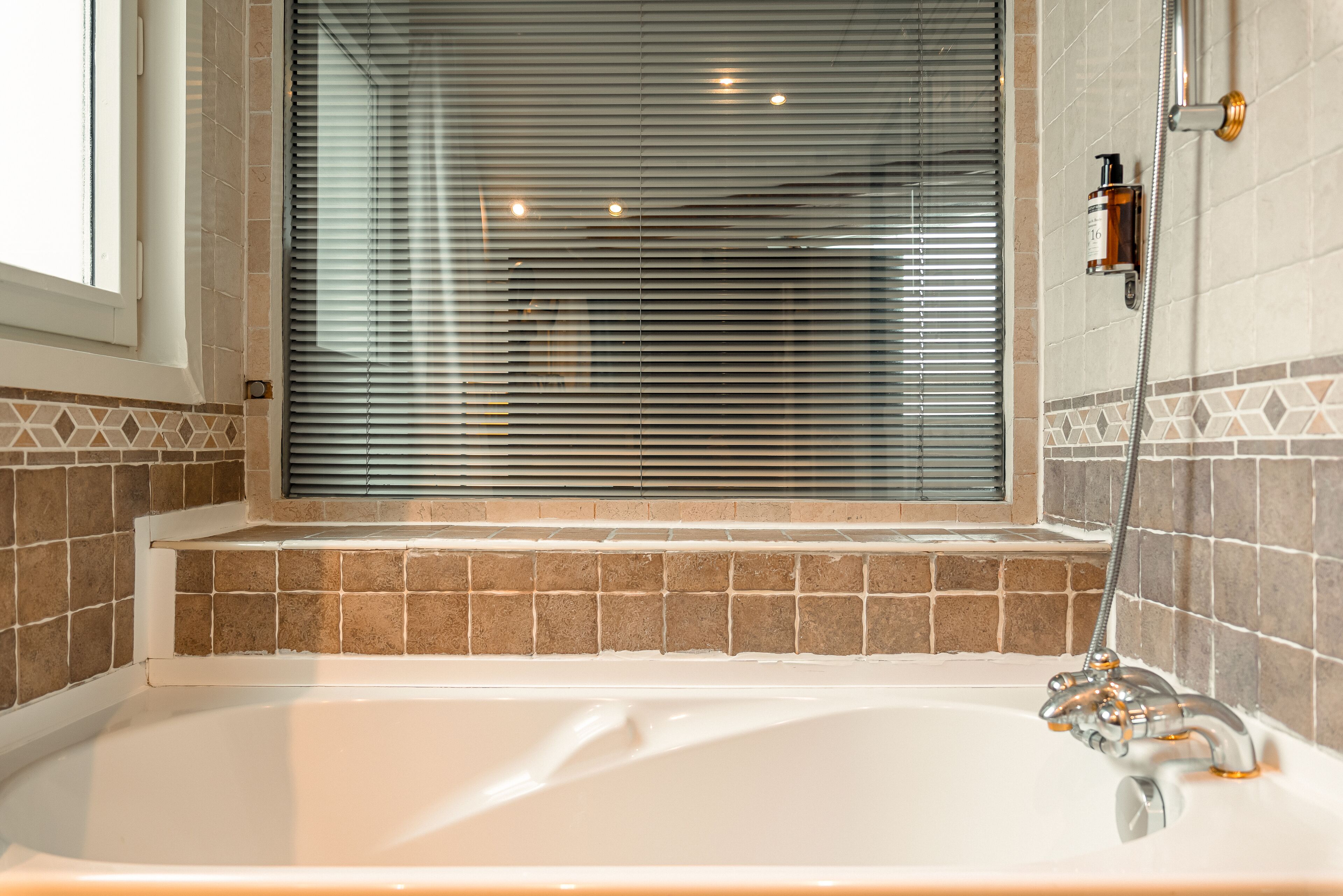 高級雙床房 | 浴室 | 花灑/浴缸組合、免費梳洗用品、風筒、提供毛巾