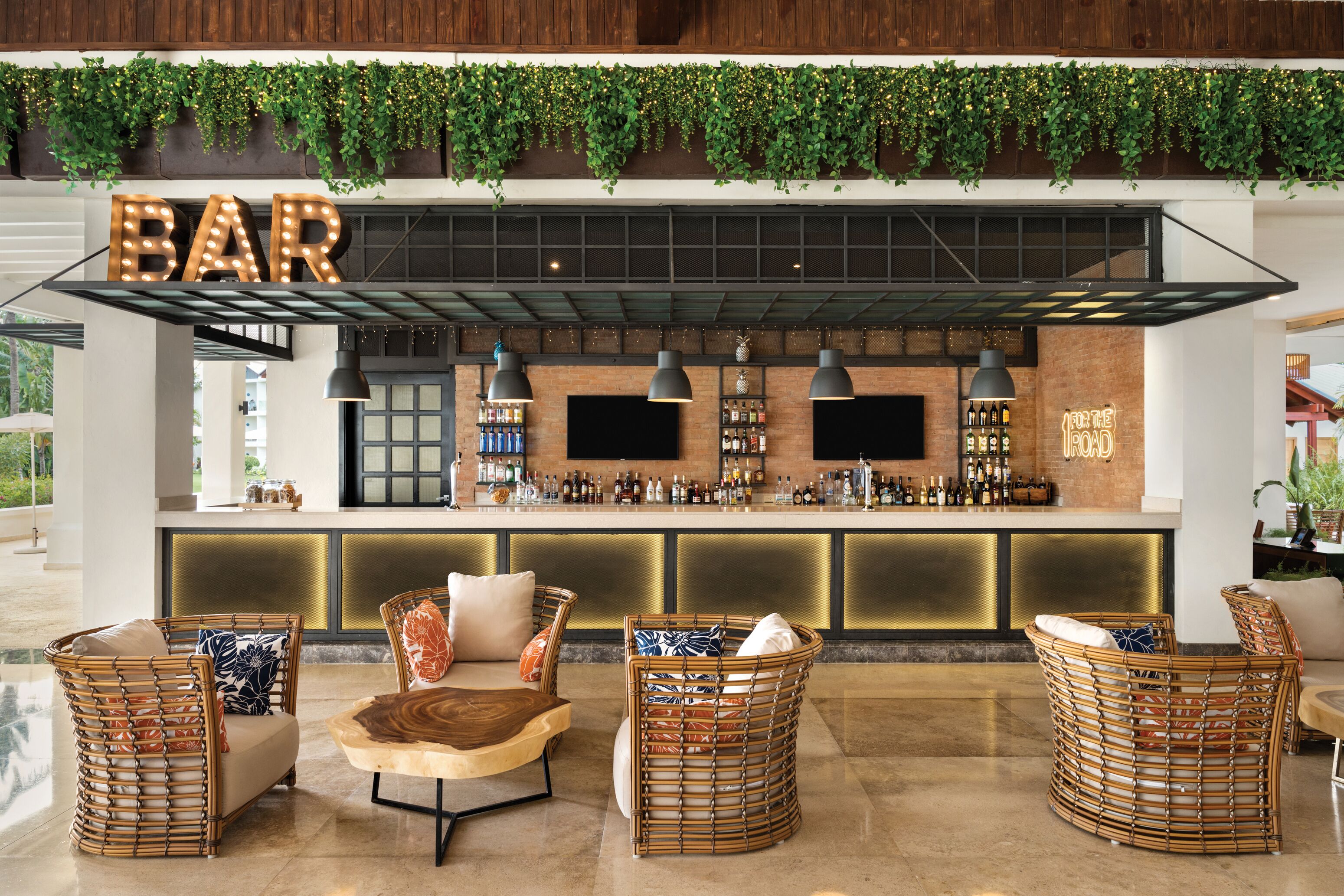 8 か所のバー / ラウンジ、2 か所のスイムアップバー、プールサイドバー、ビーチバー