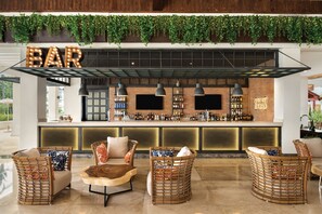 8 bars/lounges, 2 swim-up bars, poolside bar, beach bar - Dreams La Romana Resort & Spa - All Inclusive (San Rafael del Yuma)