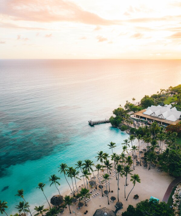 On the beach, white sand, beach cabanas, beach umbrellas - Dreams La Romana Resort & Spa - All Inclusive (San Rafael del Yuma)