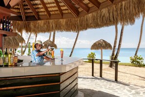 Beach bar - Dreams La Romana Resort & Spa - All Inclusive (San Rafael del Yuma)