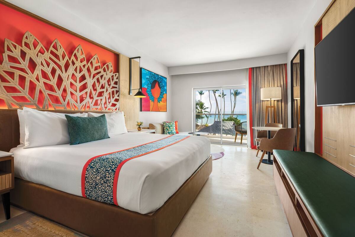 Club Room, 1 King Bed, Oceanfront (Preferred)