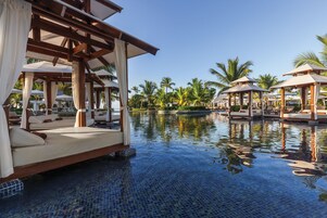 2 piscinas al aire libre, camas de piscina con cargo, sombrillas