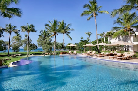 2 piscinas al aire libre, camas de piscina con cargo, sombrillas