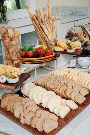 Free daily buffet breakfast
