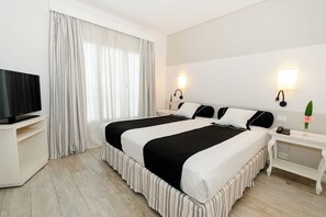 Executive Suite | Premium bedding, down comforters, pillowtop beds, minibar