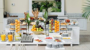 Una mesa de buffet con diversos alimentos y bebidas.