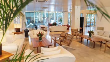 Coin salon dans le hall