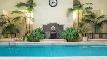 Piscine couverte, chaises longues