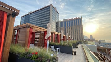 Alberca al aire libre por temporada y camas balinesas (con cargo)