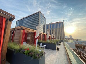 Piscina externa sazonal, barracas, espreguiçadeiras