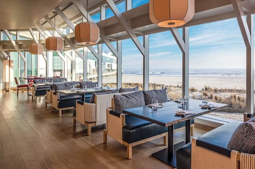 10 restaurants, breakfast, lunch, dinner served; barbecue