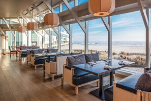 10 restaurants, breakfast, lunch, dinner served; barbecue 