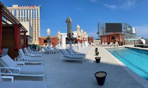 Una piscina al aire libre de temporada, cabañas de piscina (de pago)