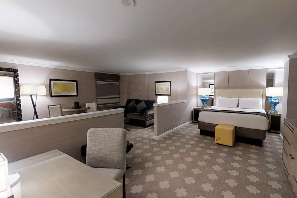 Forum Tower, Parlor Suite, 1 King, City View, Non-Smoking