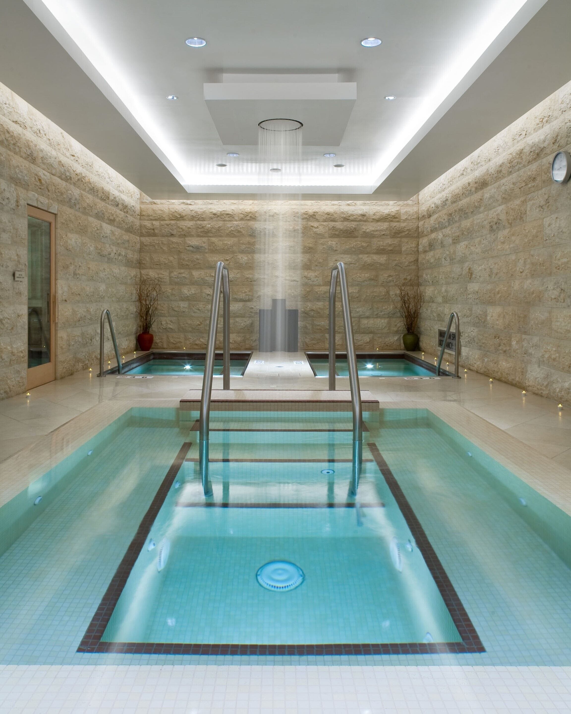 Behandelingskamers voor koppels, een sauna, een bubbelbad, een stoombad