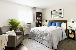 1 habitación, escritorio y ropa de cama 