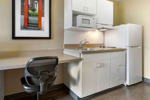 Studio, 1 Queen Bed, Non Smoking | Private kitchen