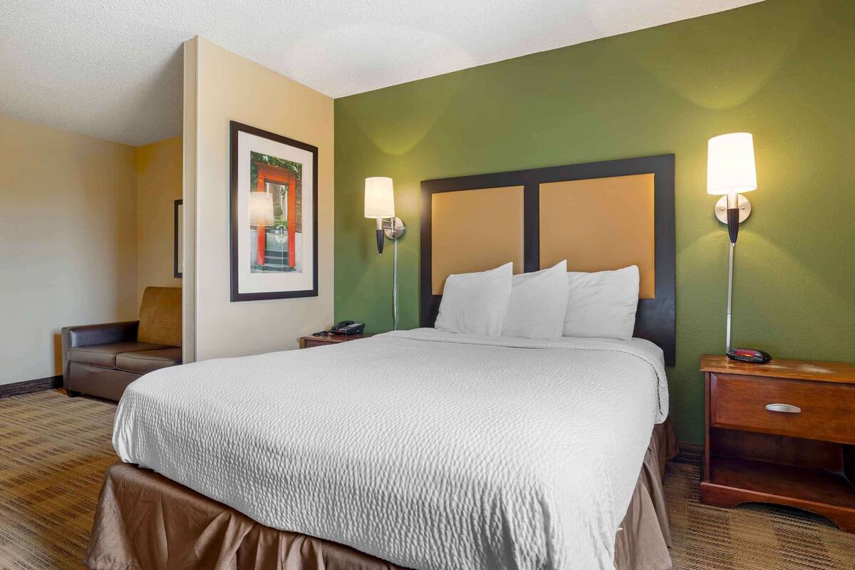 Deluxe Studio, 1 Queen Bed with Sofa bed, Non Smoking