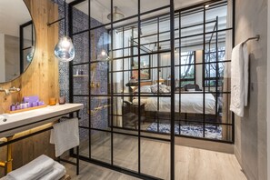 Suite | Badezimmer | Kostenlose Toilettenartikel, Haartrockner, Bademäntel, Hausschuhe