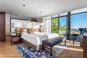 Presidential Suite | Két bảo mật tại phòng, trang trí khác biệt, bàn 