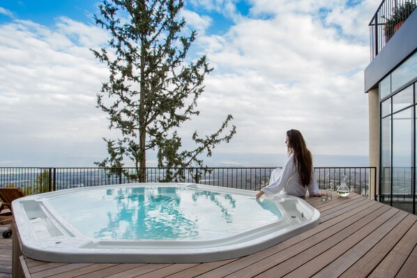 Outdoor spa tub